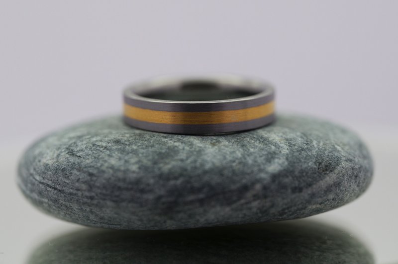 鑲嵌鉭金戒指(髮絲紋工藝處理) - 戒指 - 貴金屬 黑色