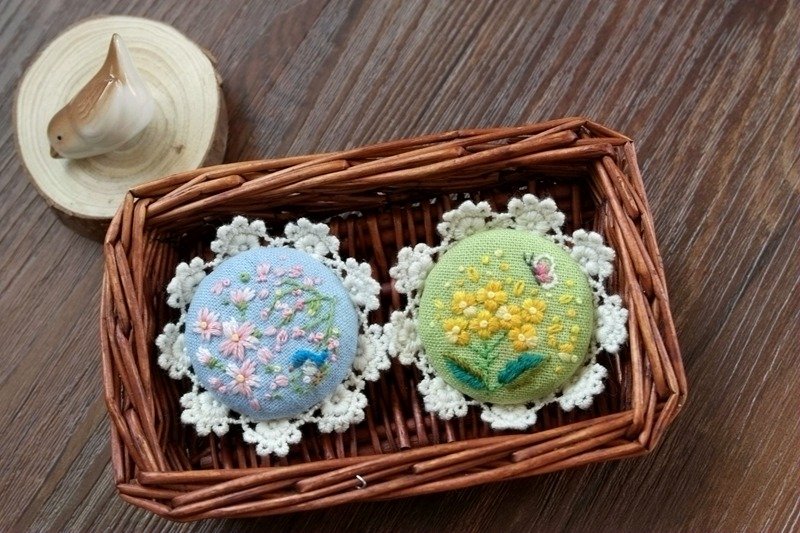 [春之花] 手工刺繡清新森林系 手工布藝胸針 - 胸針 - 棉．麻 綠色