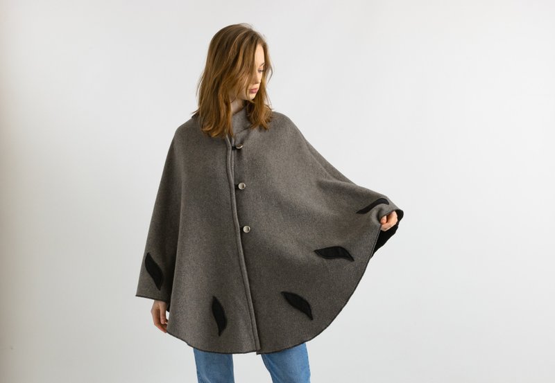 70s Vintage Woman 100% Wool Cape. Vintage Woman Grey Fall Midi Wool Coat 7066 - เสื้อแจ็คเก็ต - ขนแกะ สีเทา