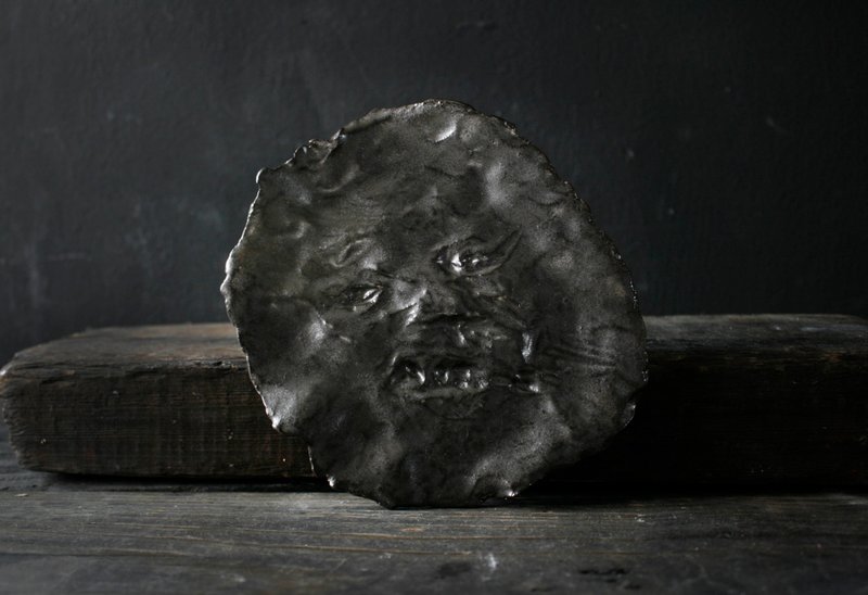 Evil spirit face plate (diameter 15cm handmade pottery plate) - จานและถาด - ดินเผา สีดำ