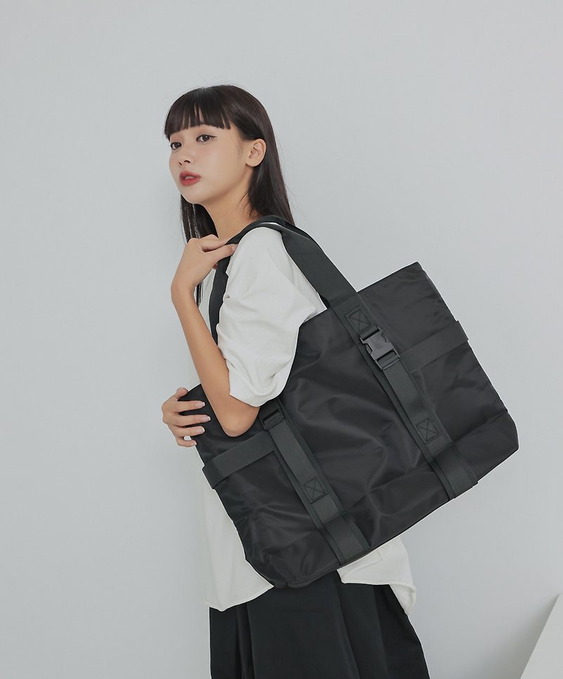 supportingrole large space mesh bag drawstring tote bag black - กระเป๋าถือ - ไฟเบอร์อื่นๆ สีดำ