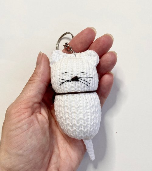 Knitted cat keychain Kitty key ring Amigurumi keychain