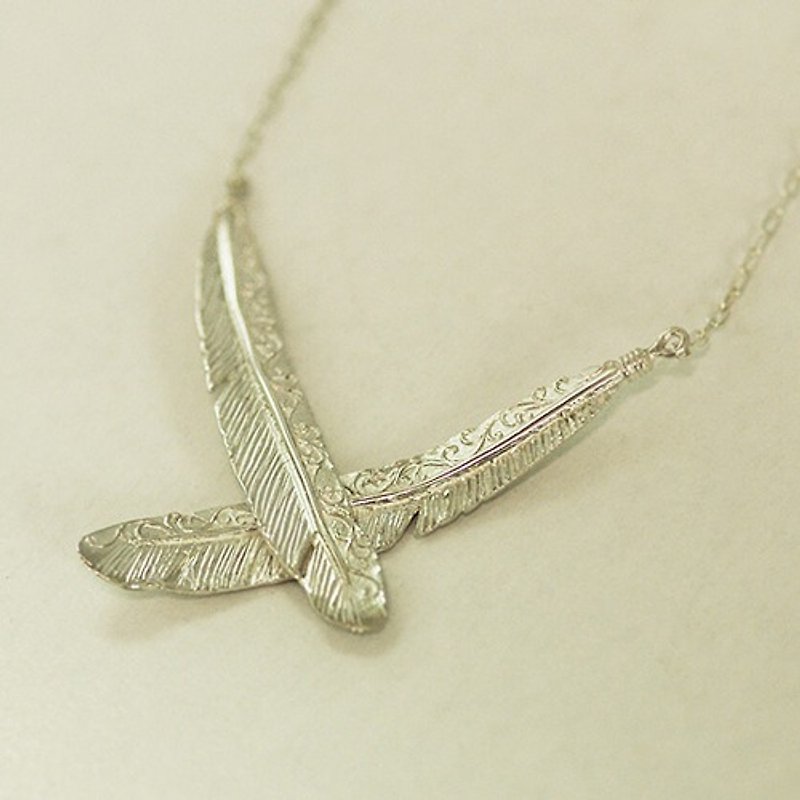 Silver feather pendant fluttering down [Free shipping in Japan] Necklace carved in arabesque and feather pattern with two feathers flying - Necklaces - Other Metals Silver