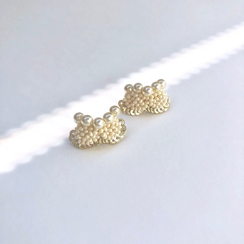 Limited! Mini Pearl scallop earrings Gold - ต่างหู - วัสดุอื่นๆ สีทอง