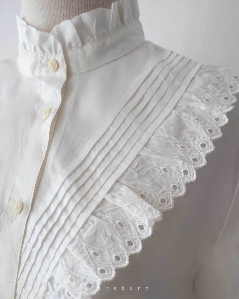 Made in Japan vintage stand collar cut embroidered long sleeve white vintage shirt - เสื้อเชิ้ตผู้หญิง - เส้นใยสังเคราะห์ ขาว