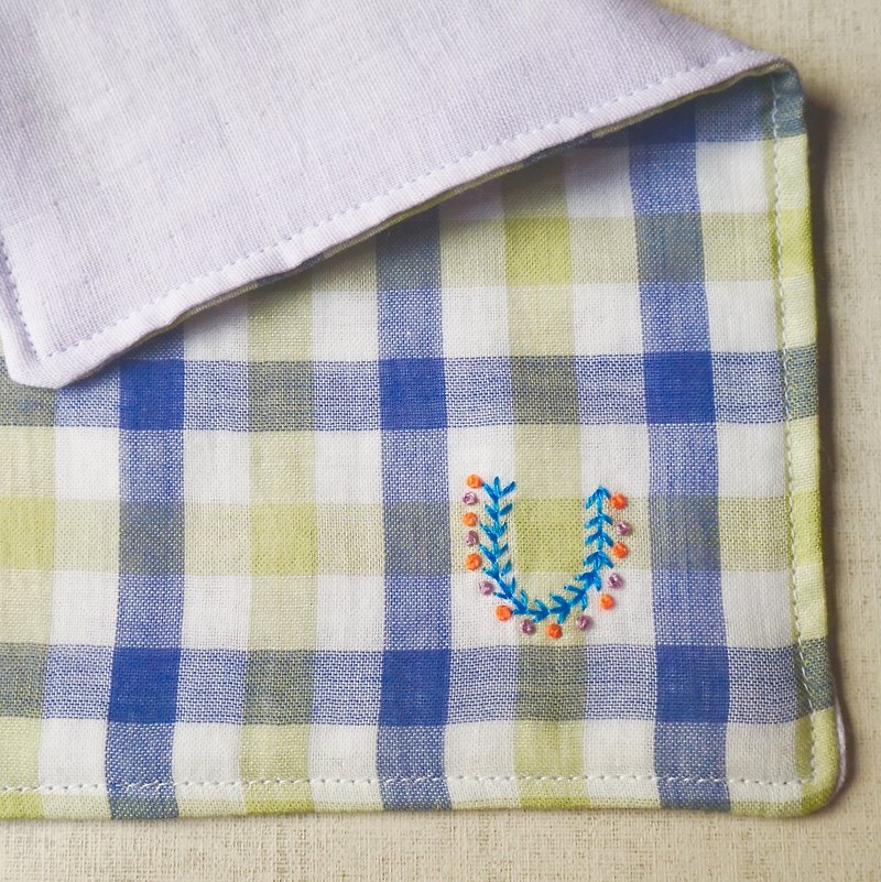 Hand embroidered quadruple gauze handkerchief  initial A〜Z green - Handkerchiefs & Pocket Squares - Cotton & Hemp Green
