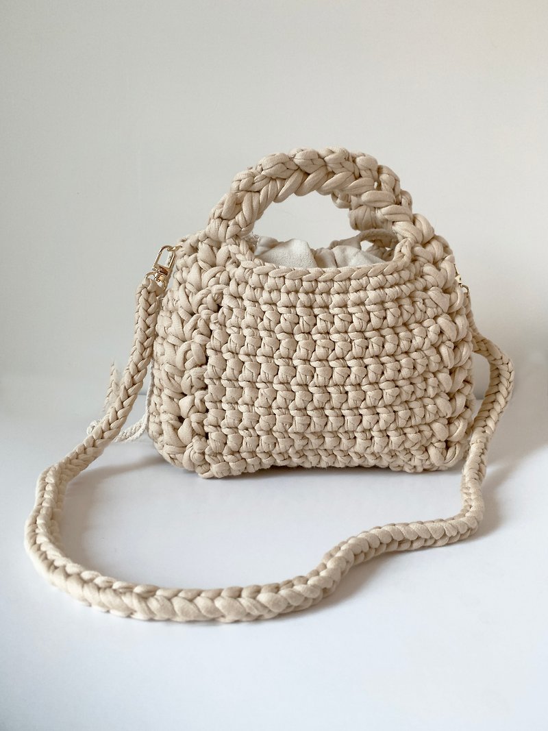 Crochet chunky yarn crossbody bag with handle - กระเป๋าถือ - วัสดุอื่นๆ ขาว