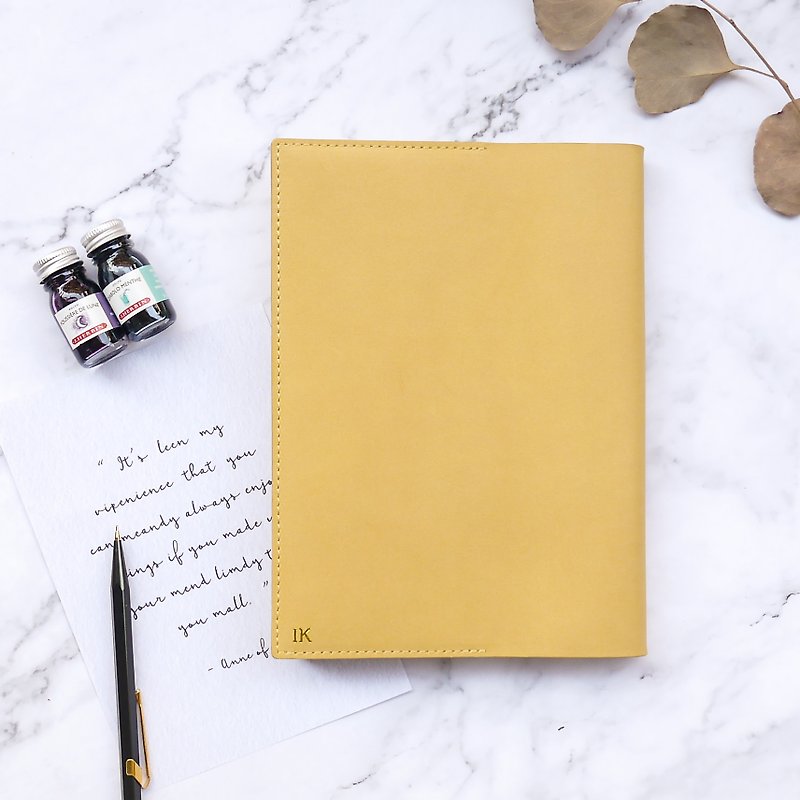 黄色い革のブックカバー。無料の英語ブロンズ付きブックカバー（25Kの本とメモ帳用） - ブックカバー - 革 イエロー