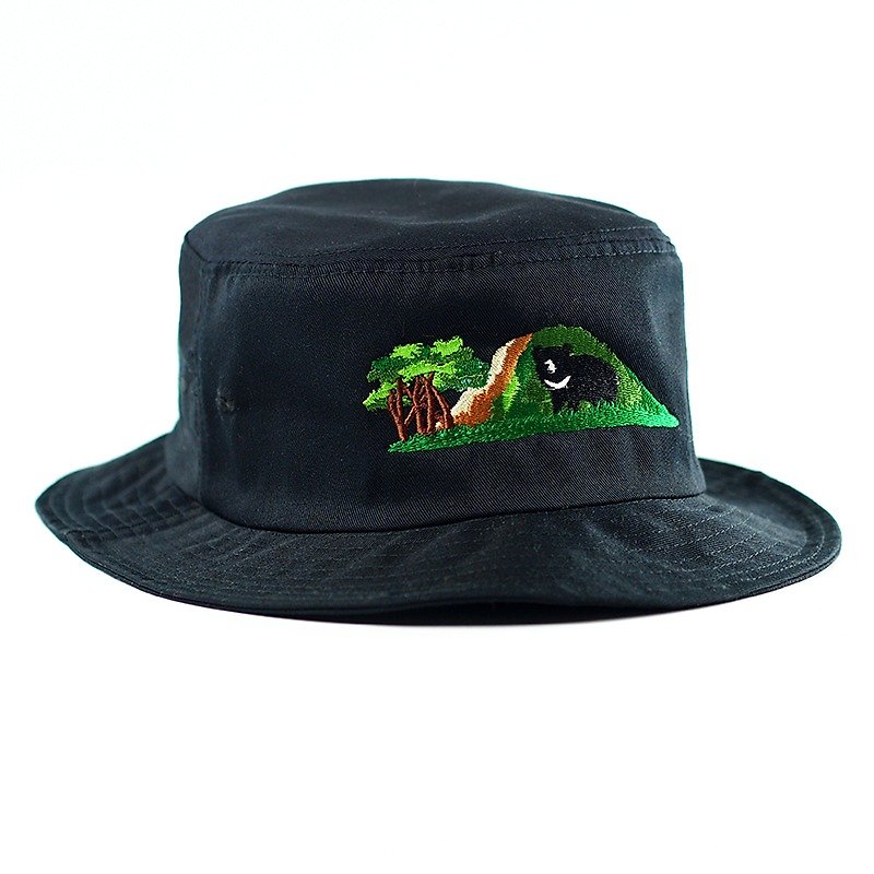 Rarefor cultural and creative trend of men and women all-match black hat fisherman hat landscape embroidery {Taiwan black bear} unisex hat - หมวก - ผ้าฝ้าย/ผ้าลินิน สีดำ