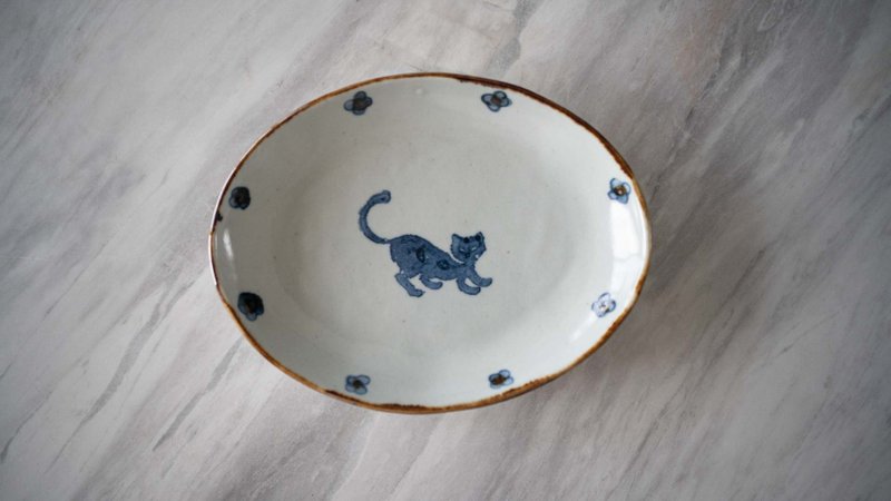 Japanese pottery writer hand-made cat oval plate - จานและถาด - เครื่องลายคราม 