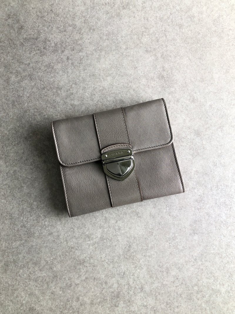 【 日本直送　名牌中古包 】PRADA プラダ 財布 グレー ロゴ レザー フロントバックル 2つ折り vintage ヴィンテージ オールド wx8pcd - 錢包/皮夾/長短夾 - 真皮 灰色