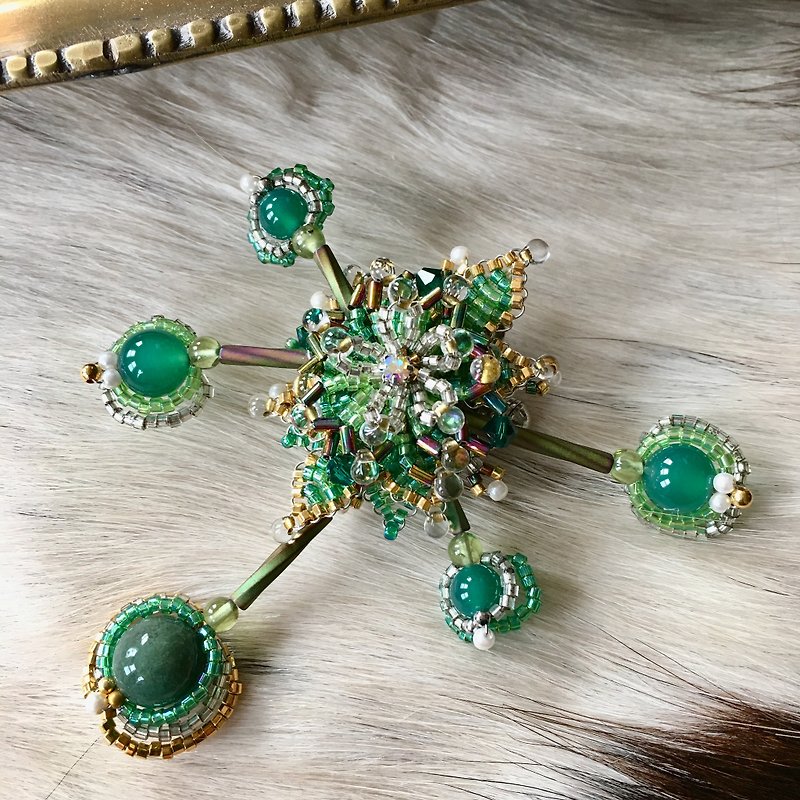 Fresh green color individual brooch - เข็มกลัด - เครื่องเพชรพลอย สีเขียว