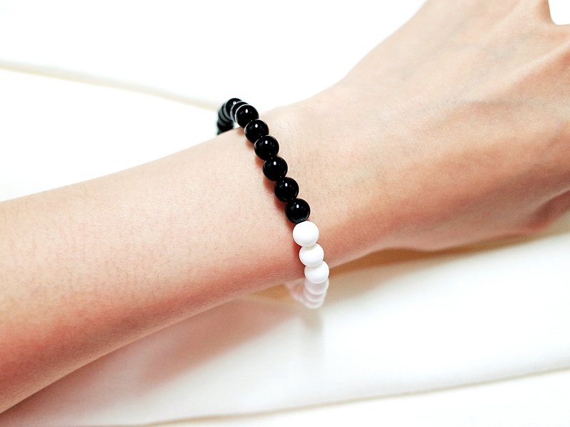 W&Y Atelier - Black Agate Bracelet , White Shell Bead - สร้อยข้อมือ - วัสดุอื่นๆ สีดำ