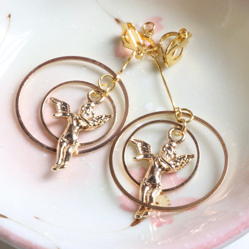 【氣質系列】小天使邱比特 防敏感耳環 - 耳環/耳夾 - 其他金屬 金色