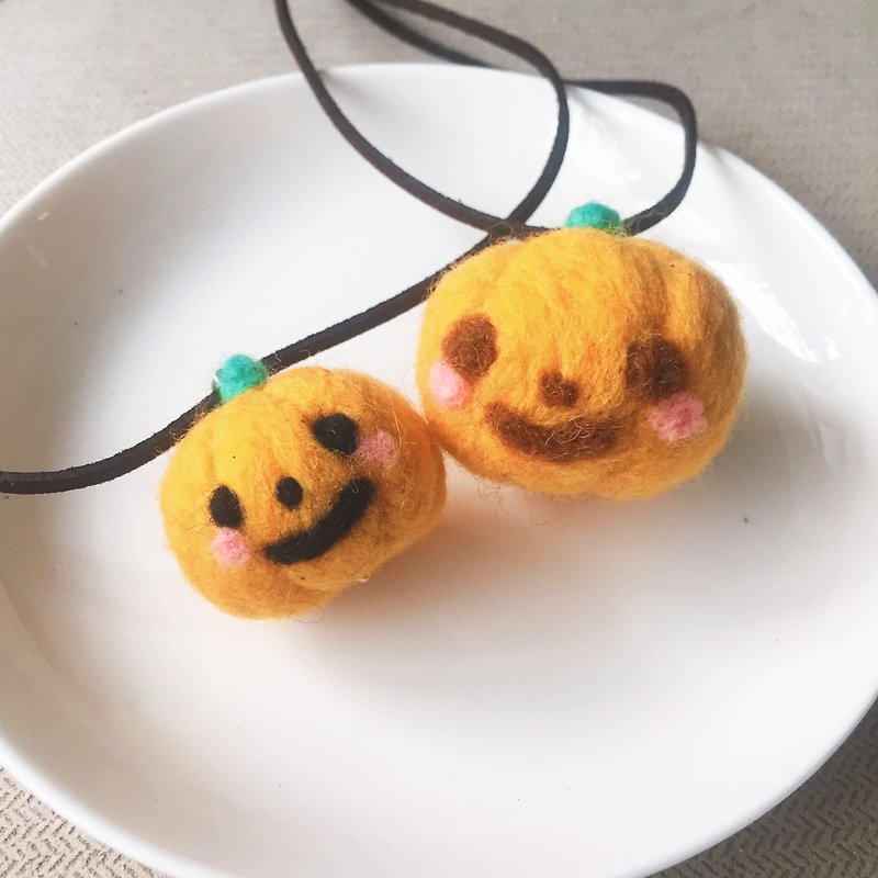 Halloween wool-felting pumpkin necklace - สร้อยคอ - ขนแกะ สีส้ม