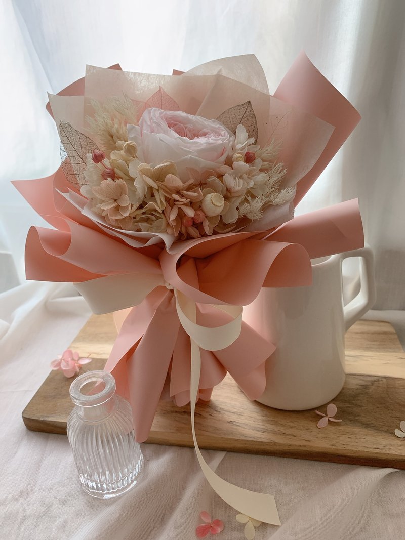 Peach Eternal Rose Bouquet Valentine's Day Bouquet with Carry Bag - ช่อดอกไม้แห้ง - พืช/ดอกไม้ สึชมพู