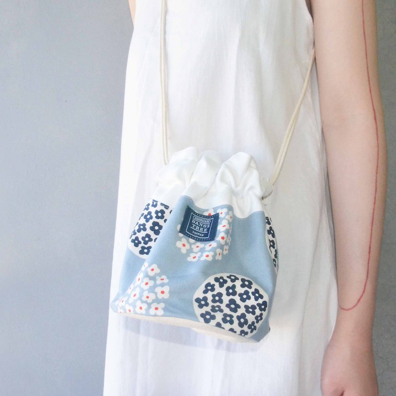 Side bucket bag _ Nordic small flower field - Messenger Bags & Sling Bags - Cotton & Hemp Blue