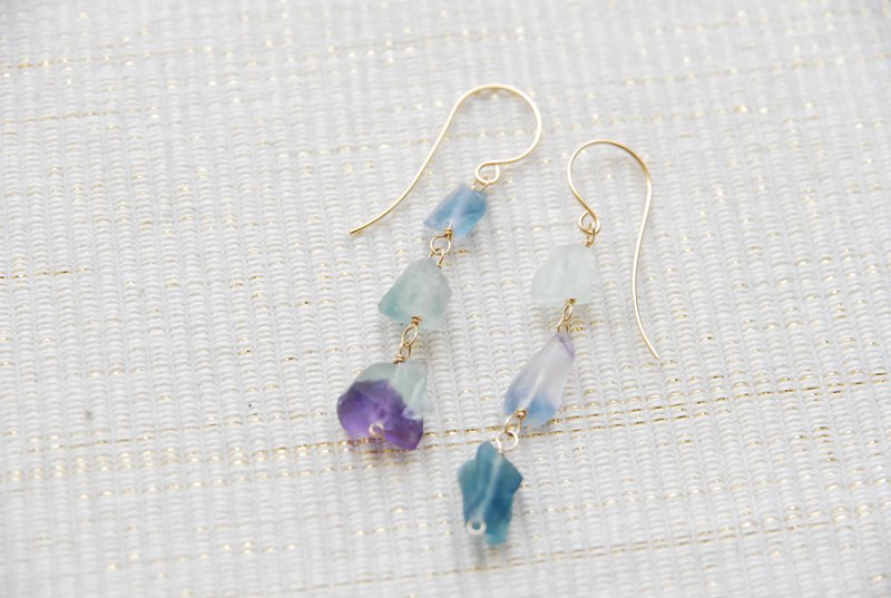 ラフロックフローライト３粒ピアス　no,４14kgf - 耳環/耳夾/耳骨夾 - 半寶石 多色