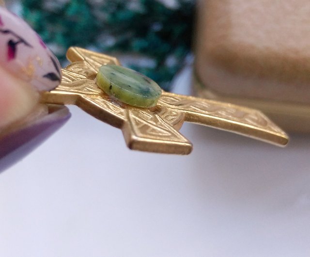 スコットランドのケルトスタイルのテーマグリーン石クロスネックレス