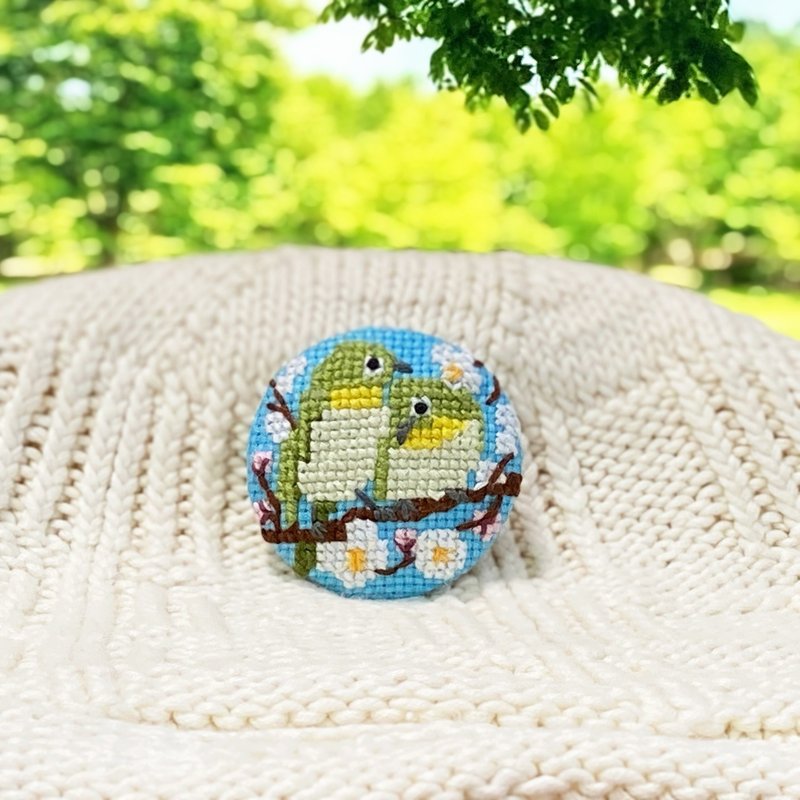 Plum and white-eye cross-stitch brooch - เข็มกลัด - งานปัก สีน้ำเงิน