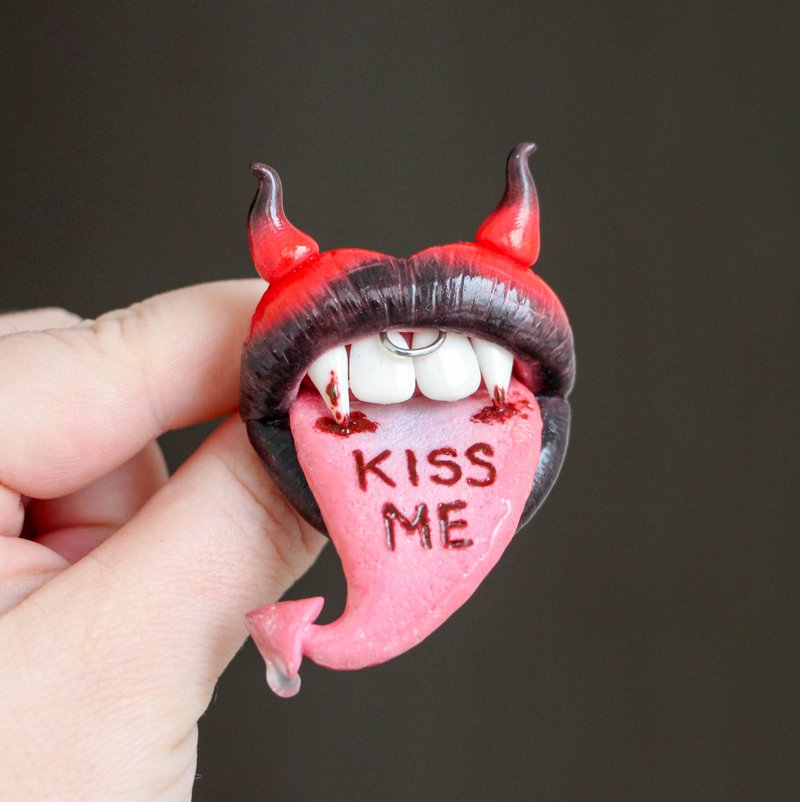 Black Red Devil Lips brooch, Creepy brooch, Gothic jewelry - 胸針 - 其他材質 紅色