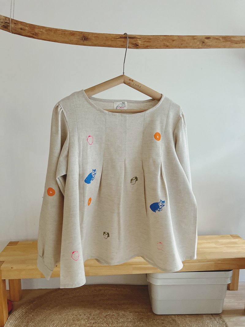 Circles, Kittens, Bubbles: Off-White Pleated Elegant Design Linen Comfortable Top - เสื้อผู้หญิง - ผ้าฝ้าย/ผ้าลินิน สีเทา