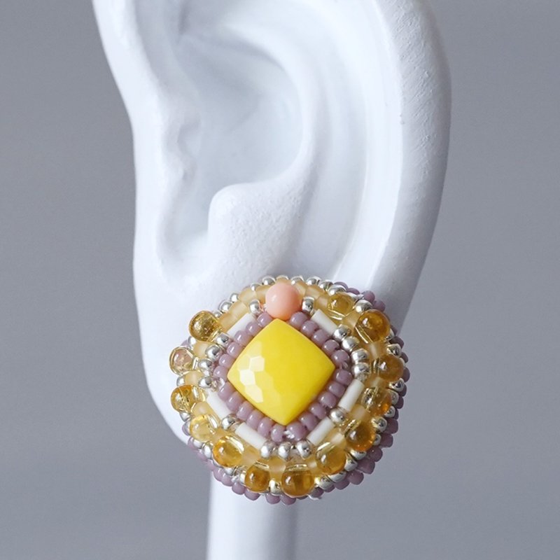 喋喋不休的耳夾 13 圓形 方形 黃色 無鎳耳夾 大尺寸 獨一無二 珠飾刺繡 - 耳環/耳夾 - 玻璃 黃色