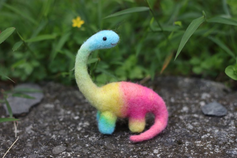 Rainbow Brontosaurus wool felt hand-dyed wool ornaments customized - ของวางตกแต่ง - ขนแกะ หลากหลายสี