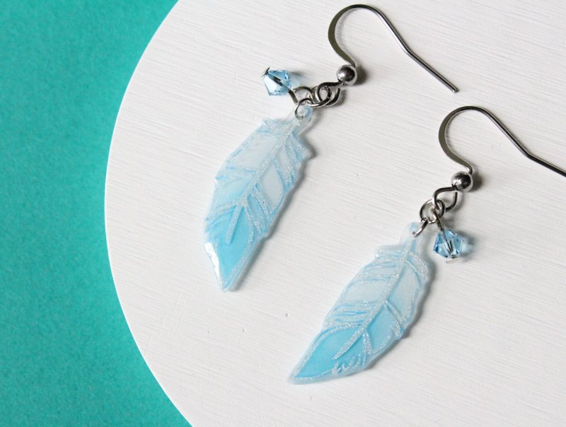 【Shrink plastic】Light Blue feather earring/ clip-on - ต่างหู - เรซิน สีน้ำเงิน