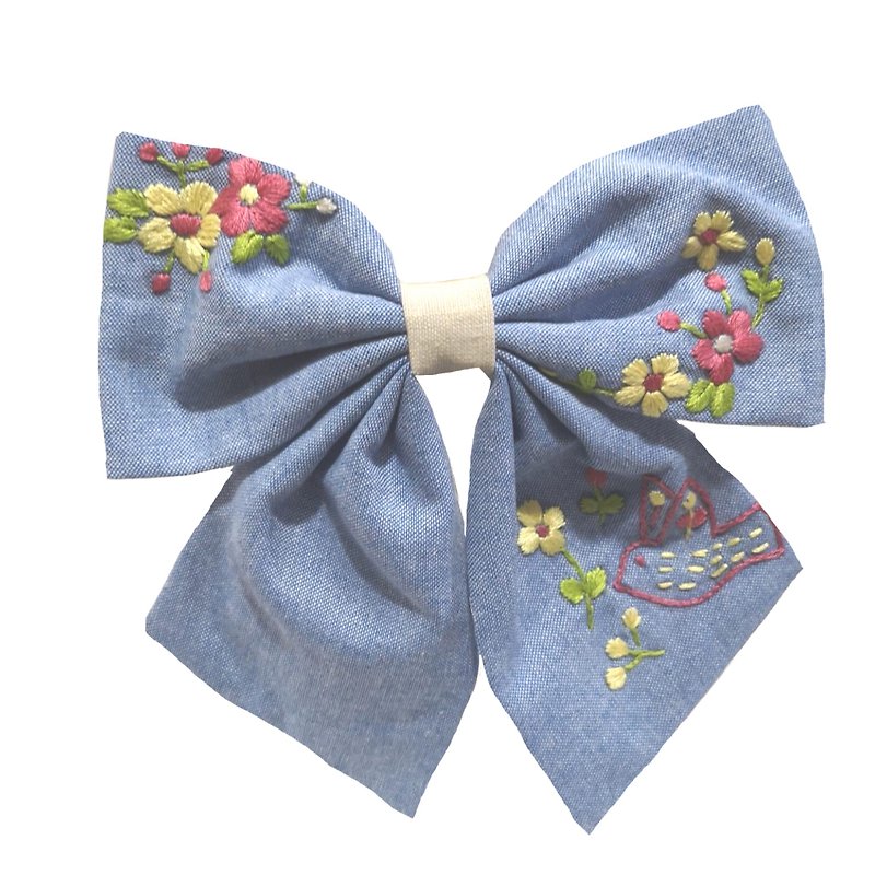 Hand-embroidered hair bow, blue color, alternating color in the middle with cream color, cotton fabric, bird and flower lover pattern design - Hair Accessories - Thread 