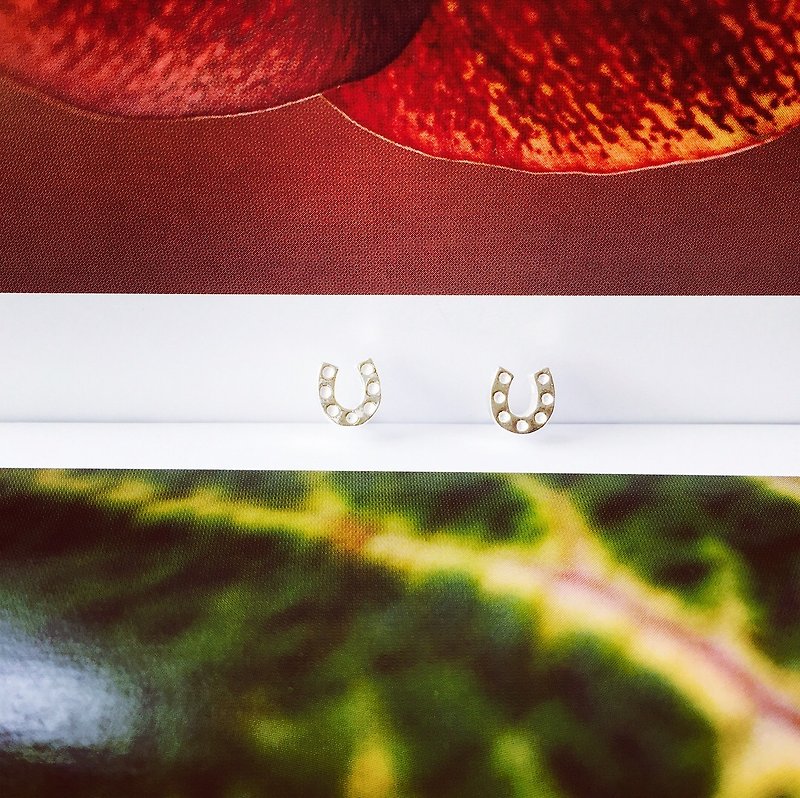 925純銀 簡約設計【  幸運 馬蹄鐵耳針 】 - 耳環/耳夾 - 純銀 紅色