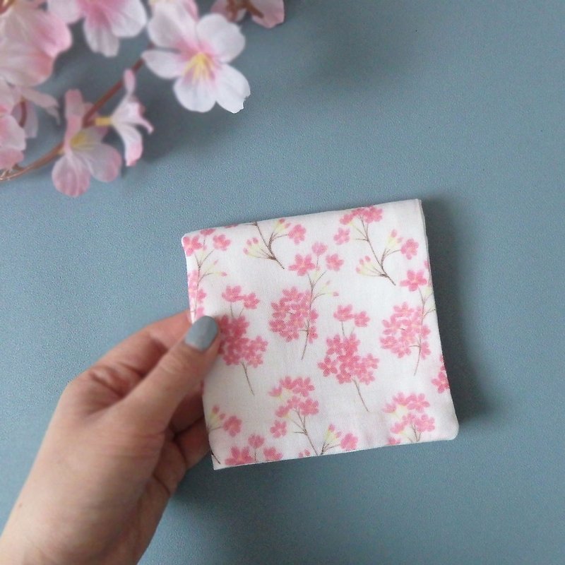 Cherry blossoms Carnation gauze handkerchief - ผ้าเช็ดหน้า - ผ้าฝ้าย/ผ้าลินิน สึชมพู