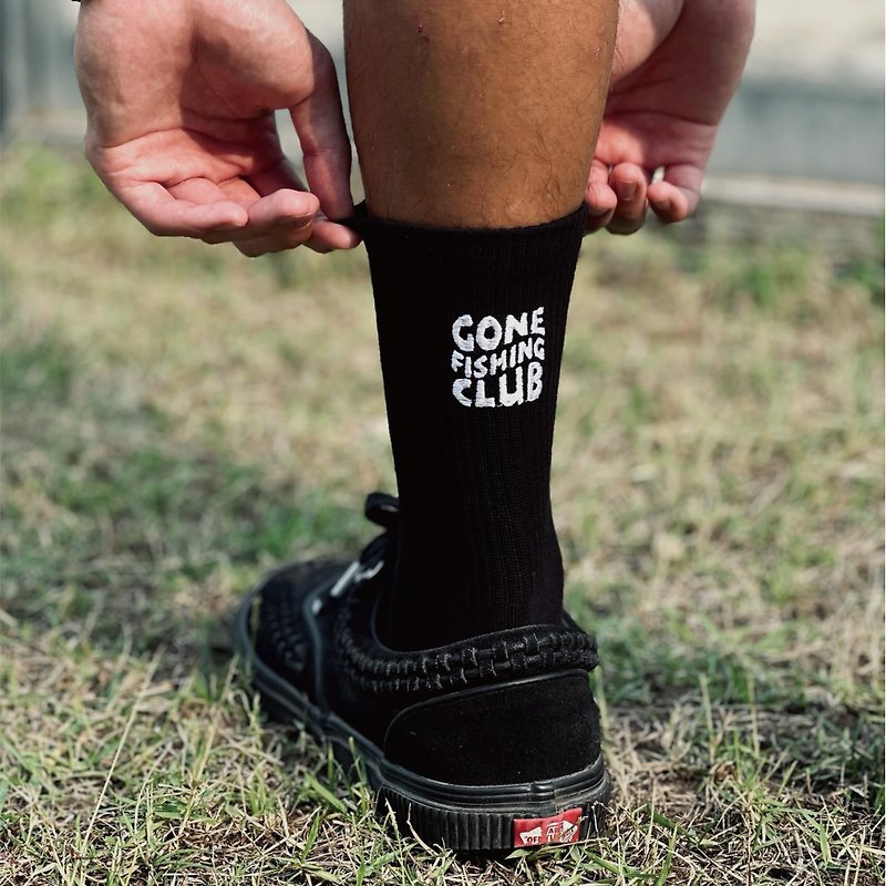 [Buy 3 Get 1 Free] Gone Fishing Club Embroidered Mid-calf Socks Black Unisex Style - ถุงเท้า - ผ้าฝ้าย/ผ้าลินิน สีดำ