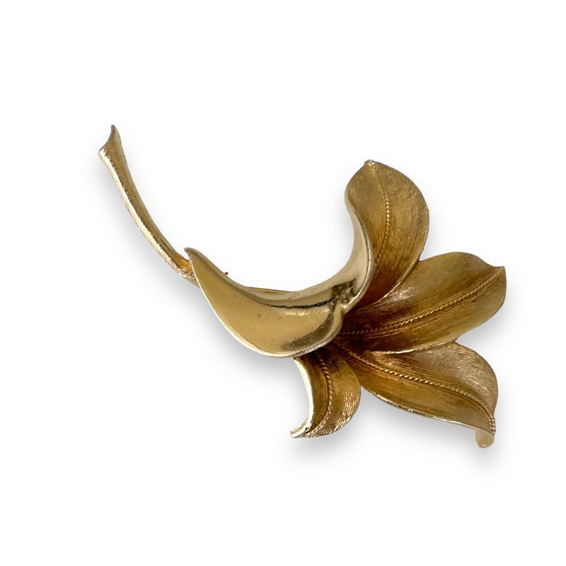 Coro Pegasus Brooch Flower Lily Vintage Gold tone Floral Pin 1960s signed Coro - เข็มกลัด - โลหะ สีทอง