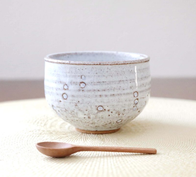 滴る雨粒のイメージ 彫り模様の丸いお湯呑み - 碗 - 陶 白色