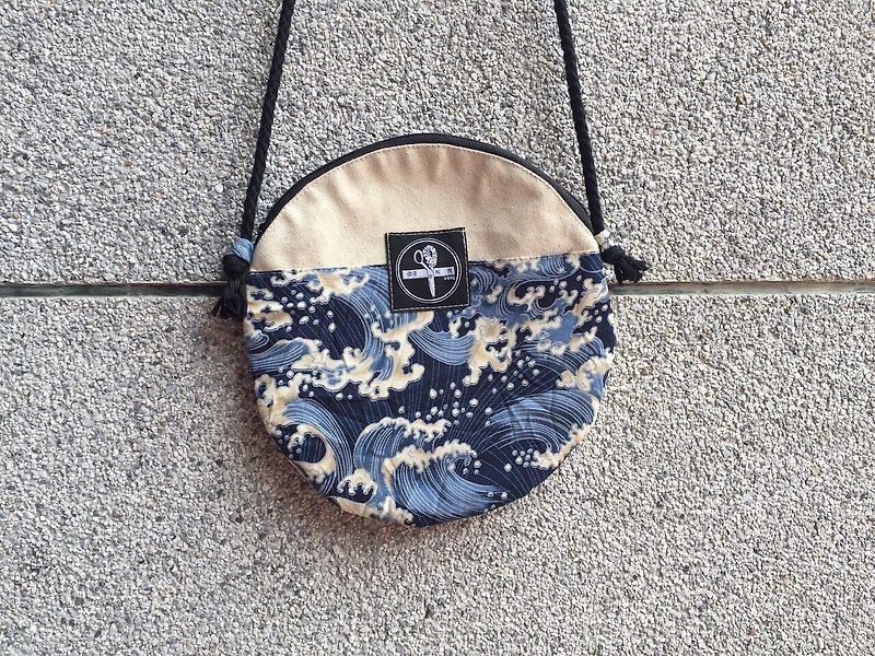 日本の浮世絵のパイパッケージ/波を背 - ショルダーバッグ - その他の素材 ブルー