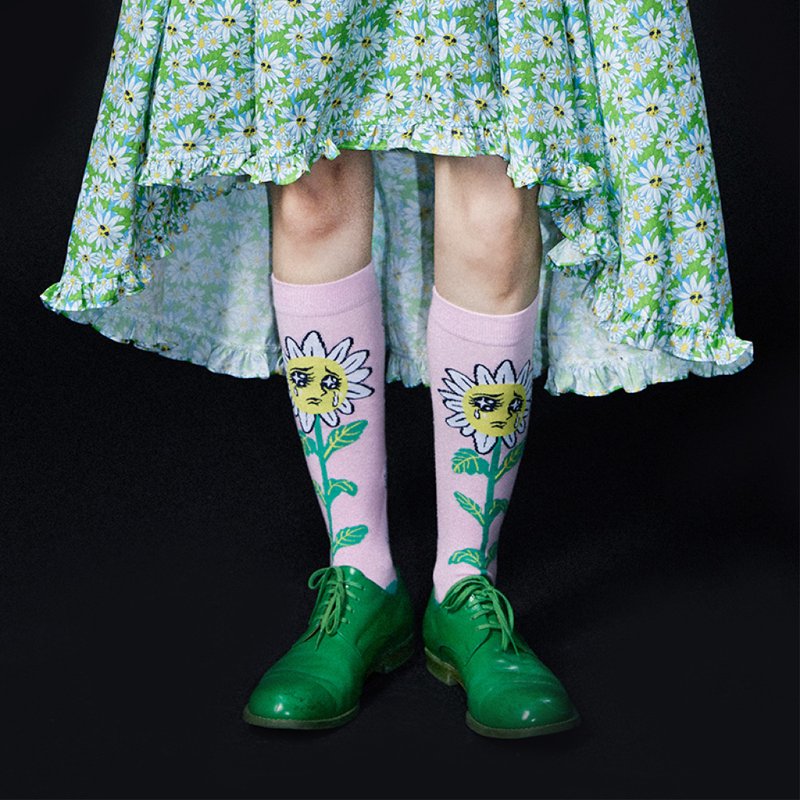 Comic girl crying flower daisy pattern jacquard calf socks in tube socks - ถุงเท้า - วัสดุอื่นๆ หลากหลายสี