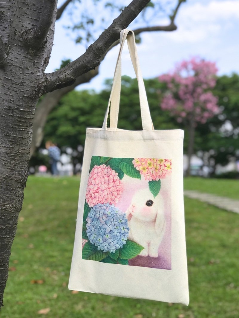 Flowers and Rabbits/Canvas Bag (Beige) - กระเป๋าแมสเซนเจอร์ - วัสดุอื่นๆ ขาว