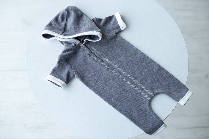 Grey bodysuit for newborn boys: the perfect outfit for a little boy - เครื่องประดับ - โลหะ สีเทา