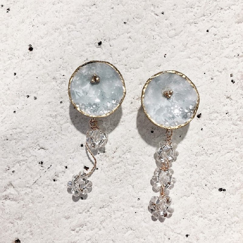 Crushed flower glass chain (light gray) earrings and Clip-On - ต่างหู - แก้ว สีเทา