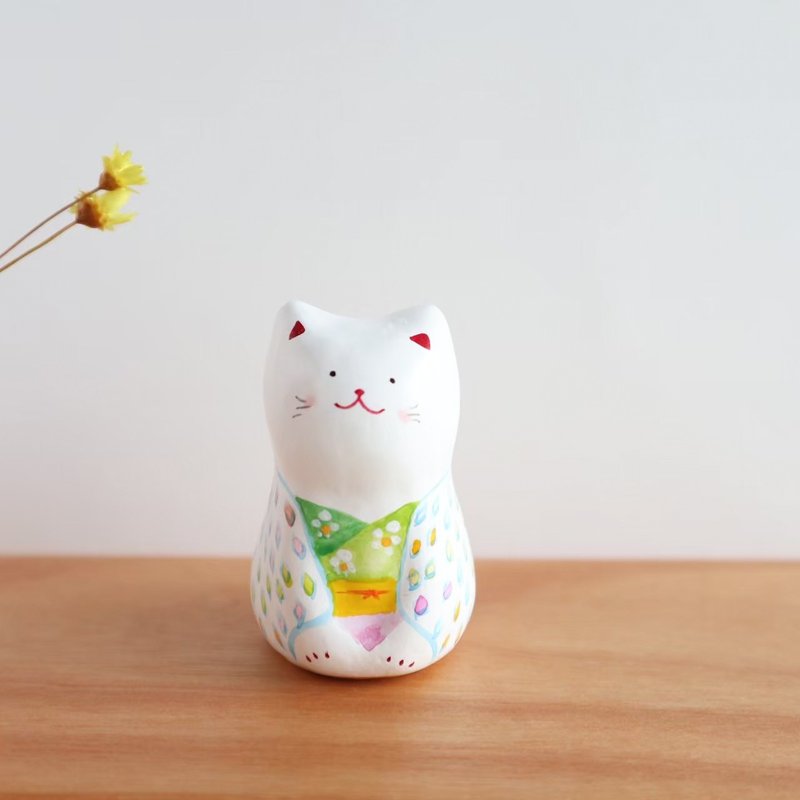 A cat figurine wearing a colorful kimono - ของวางตกแต่ง - กระดาษ หลากหลายสี