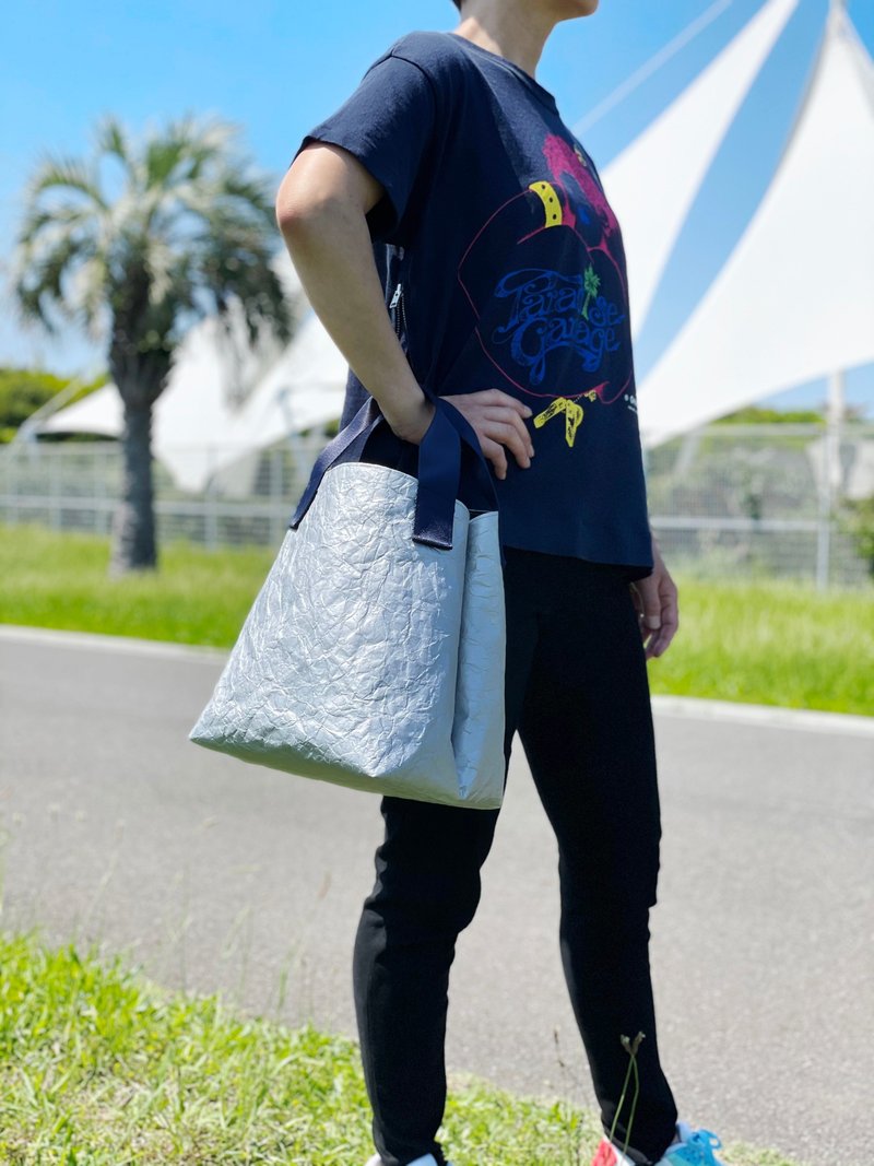 DuPont tyvek製 シワ加工 オリジナルバケットトート  silver(handle-navy) - 手提包/手提袋 - 防水材質 銀色