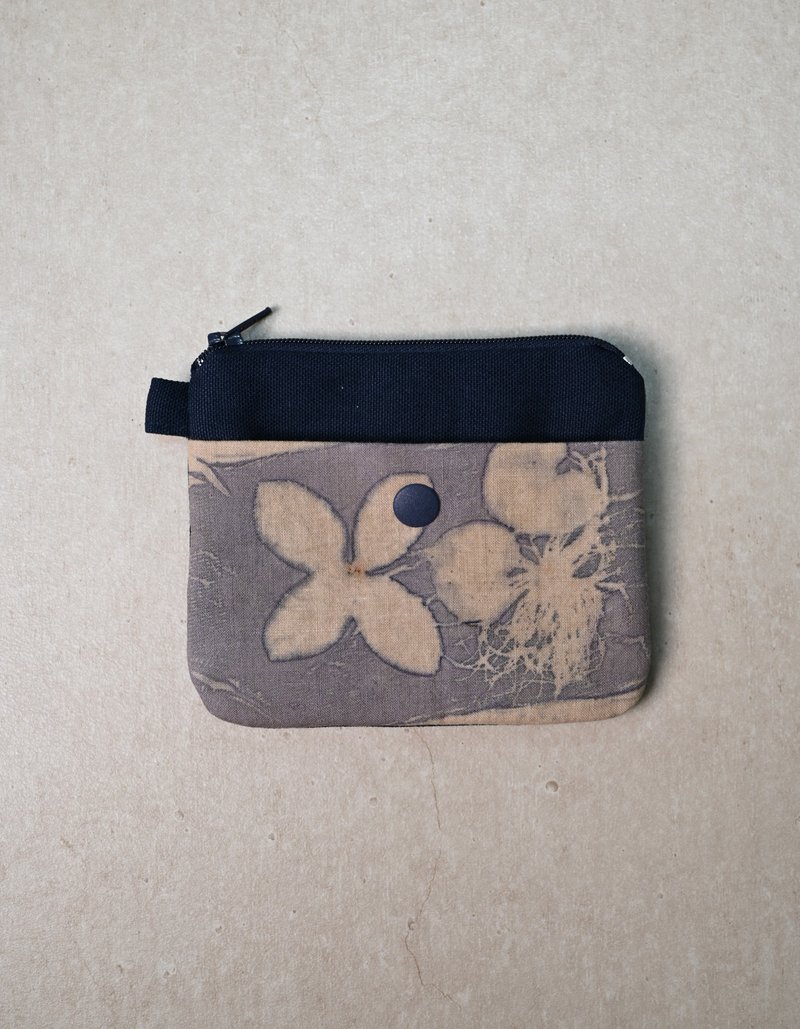 【記憶有限】EcoPrint 花葉移印零錢包-枯葉 - 零錢包/小錢包 - 棉．麻 多色