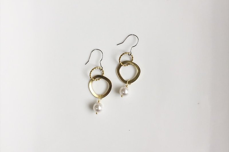 Simple love pearl brass earrings - ต่างหู - โลหะ สีทอง