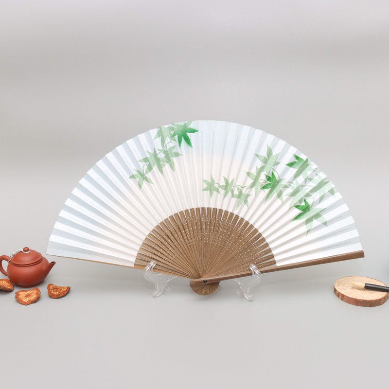 京都雙面型摺手繪京扇子-綠楓與蚱蜢 - 扇子 - 紙 