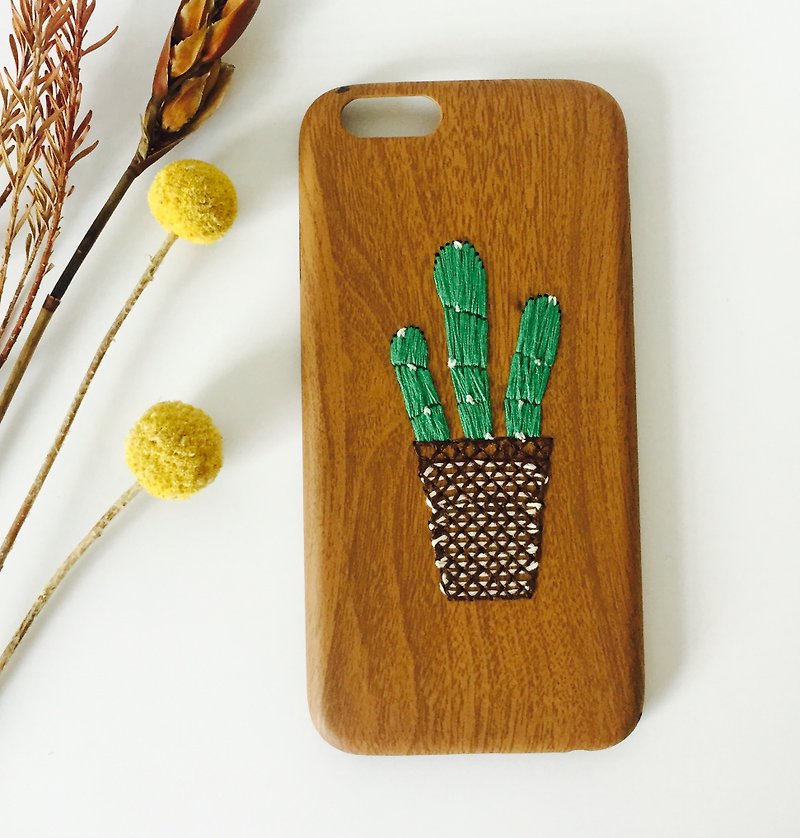 Yuansen hand-made original embroidery imitation wood grain phone case cactus - เคส/ซองมือถือ - วัสดุอื่นๆ สีนำ้ตาล