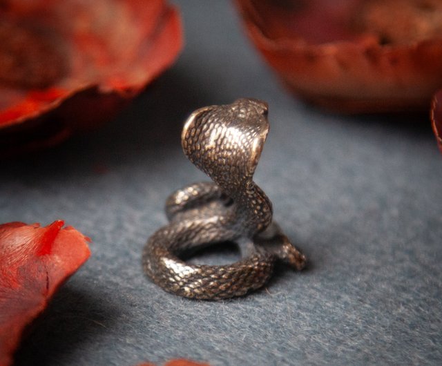 コブラ真鍮製の蛇の置物。コレクションやホームデコレーションに最適な