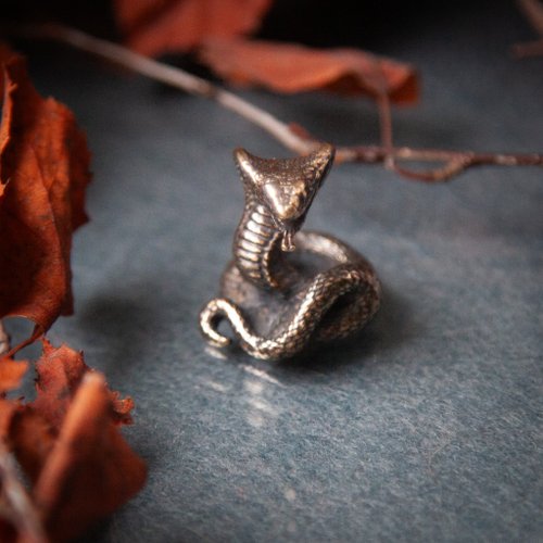 コブラ真鍮製の蛇の置物。コレクションやホームデコレーションに