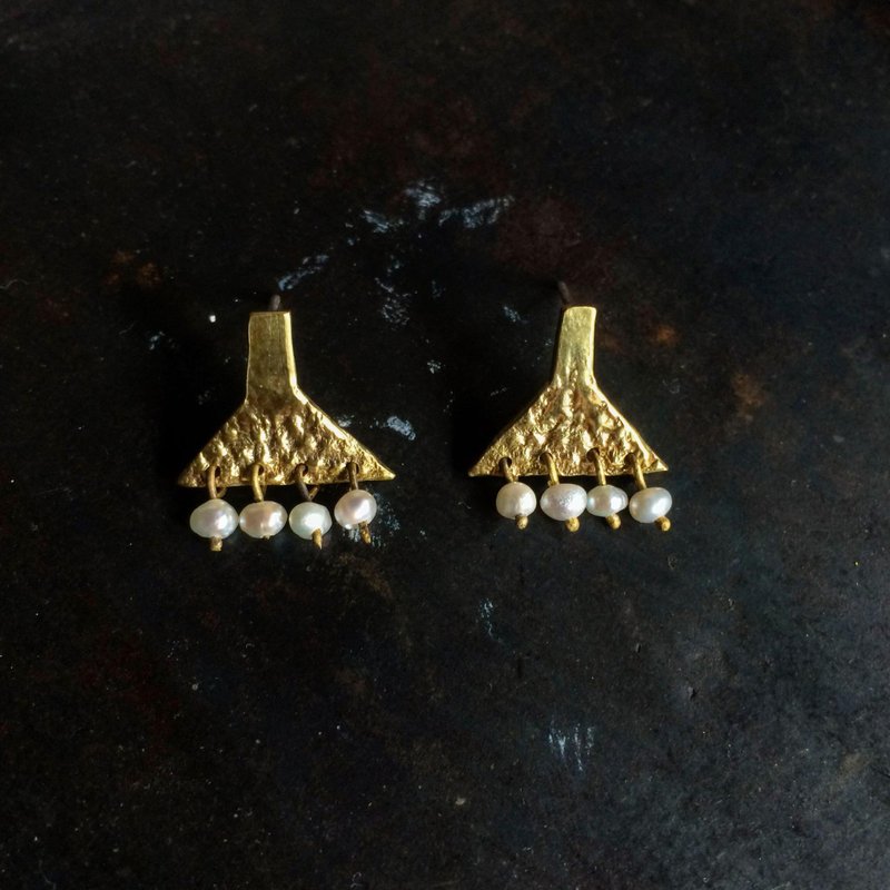 Triangle shaped brass earrings II Pearl II Mermaid studs - ต่างหู - ทองแดงทองเหลือง สีทอง