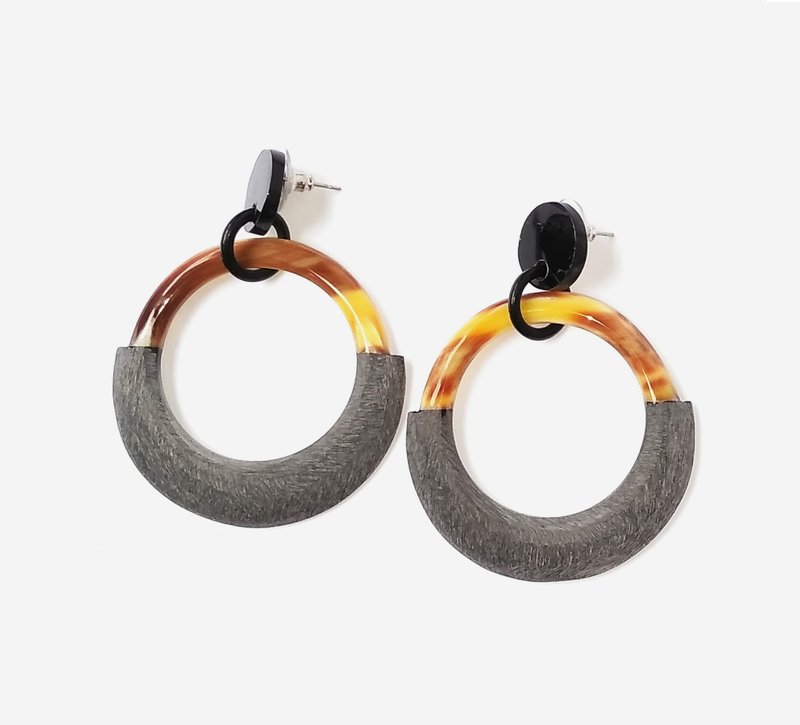 Matte earrings handmade from buffalo horn - 耳環/耳夾/耳骨夾 - 環保材質 灰色